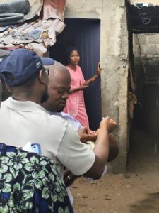 Le Ministre de la Santé du Bénin, le Dr Benjamin Hounkpatin, a bravé les intempéries à Cotonou avec l'OMS et l'UNICEF pour galvaniser la campagne de vaccination contre la polio et protéger 4 millions d'enfants.