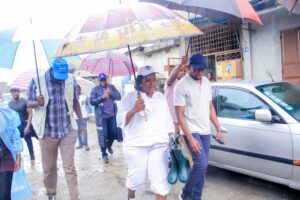 Le Ministre de la Santé du Bénin, le Dr Benjamin Hounkpatin, a bravé les intempéries à Cotonou avec l'OMS et l'UNICEF pour galvaniser la campagne de vaccination contre la polio et protéger 4 millions d'enfants.