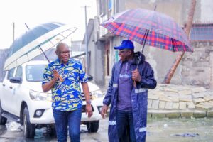 Le Ministre de la Santé du Bénin, le Dr Benjamin Hounkpatin, a bravé les intempéries à Cotonou avec l'OMS et l'UNICEF pour galvaniser la campagne de vaccination contre la polio et protéger 4 millions d'enfants.