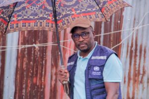 Le Ministre de la Santé du Bénin, le Dr Benjamin Hounkpatin, a bravé les intempéries à Cotonou avec l'OMS et l'UNICEF pour galvaniser la campagne de vaccination contre la polio et protéger 4 millions d'enfants.