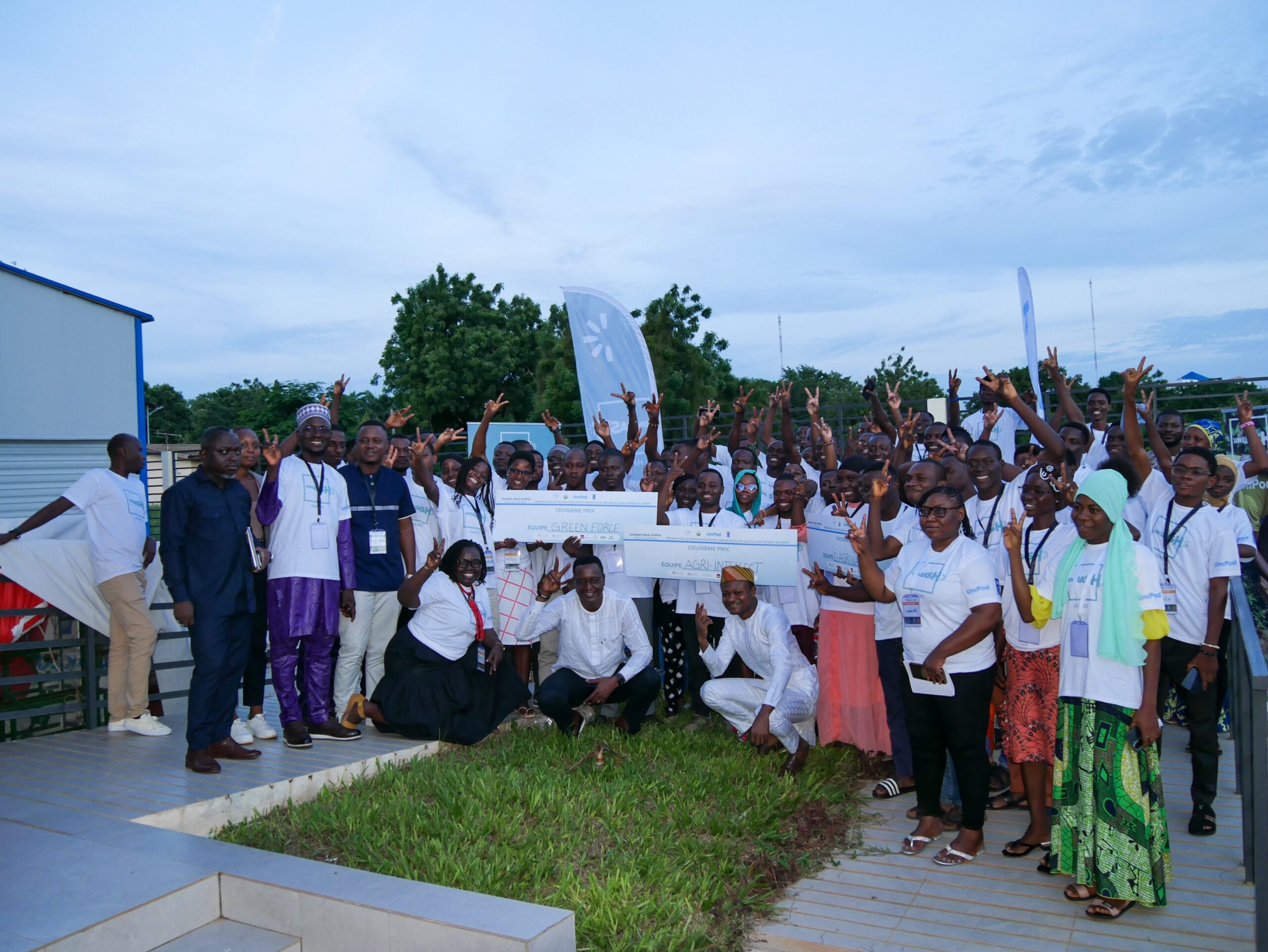 70 jeunes béninois ont innové au hackathon Unleashhack, créant des solutions technologiques révolutionnaires pour une agriculture durable et l'avenir du Bénin.