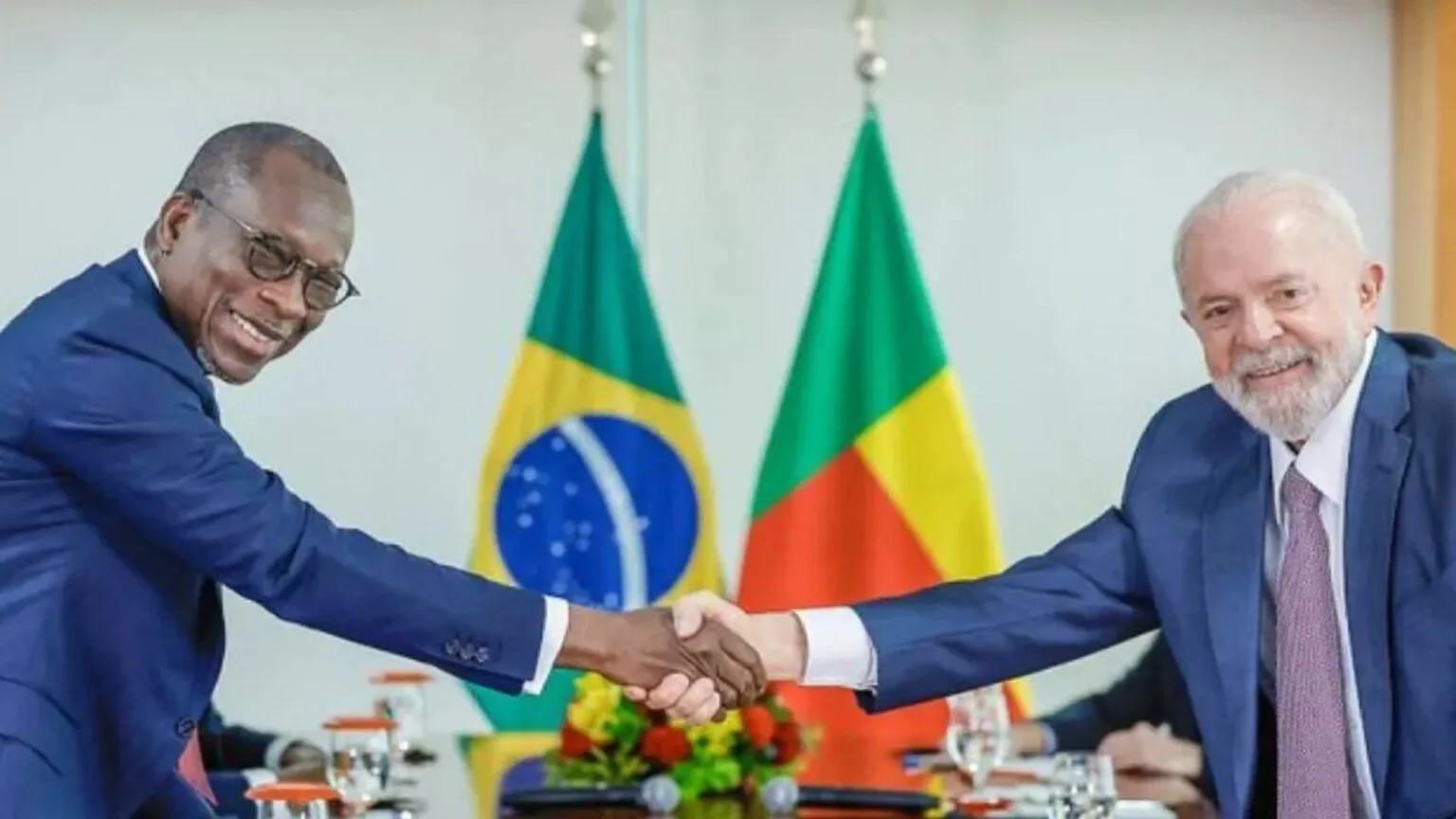 Le Brésil et le Bénin renforcent leur partenariat stratégique lors d'un sommet entre les présidents Lula et Talon, mêlant coopération économique, culturelle et réconciliation mémorielle.