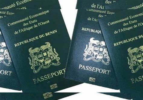 Le tribunal de Cotonou juge un Malien pour faux passeport, révélant la vigilance du Bénin face à la fraude documentaire et l'urgence d'une coopération régionale renforcée.
