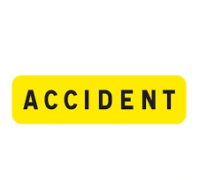 Un jeune motocycliste est tragiquement décédé à Akassato suite à une double collision impliquant un tricycle et un minibus, relançant l'urgence des mesures de sécurité routière dans cette commune béninoise, tristement familière des accidents mortels.