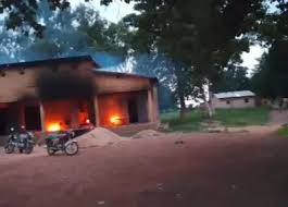 Le commissariat de Kouarfa au Bénin a repoussé un assaut armé, illustrant la résilience des forces de l'ordre face à l'escalade des menaces sécuritaires dans le nord du pays.