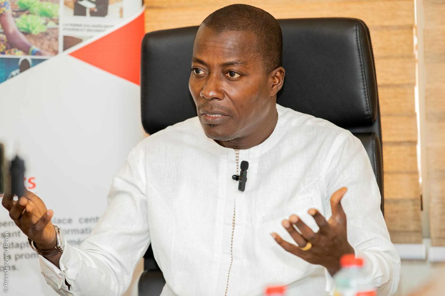 L’extradition express du journaliste réfugié Comlan Hugues Sossoukpè soulève une onde de choc régionale, illustrant les tensions croissantes entre liberté d’expression, patriotisme invoqué et dérives autoritaires au Bénin.