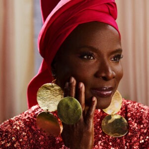  La légende béninoise Angélique Kidjo sera honorée d’une étoile sur le Hollywood Walk of Fame en 2026, consacrant son influence mondiale et son rôle pionnier dans la musique africaine contemporaine.