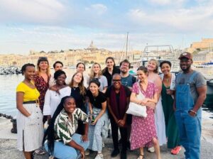 Le Bénin fait une entrée remarquée à la Commission Internationale du Théâtre Francophone à Marseille, affirmant sa place sur la scène culturelle mondiale grâce à une participation active et des projets théâtraux innovants.