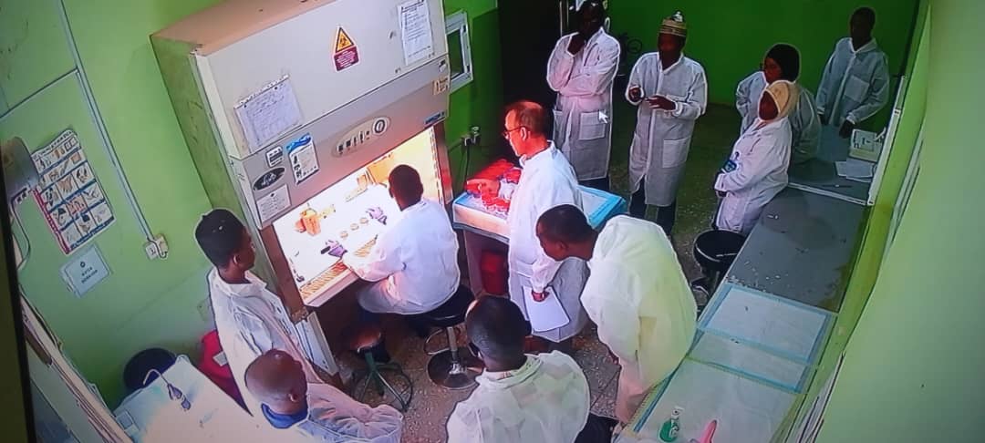 Une équipe conjointe de l'OMS et des laboratoires de référence a évalué le laboratoire national de la tuberculose à Zaria, au Nigeria, pour son inclusion potentielle dans le réseau mondial des Centres d'excellence afin de renforcer la lutte contre la tuberculose en Afrique.
