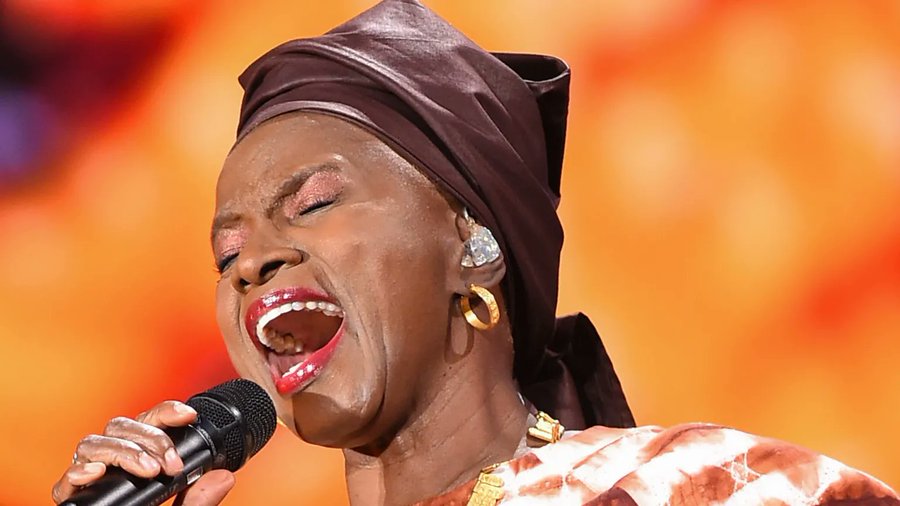 La légende béninoise Angélique Kidjo sera honorée d’une étoile sur le Hollywood Walk of Fame en 2026, consacrant son influence mondiale et son rôle pionnier dans la musique africaine contemporaine.