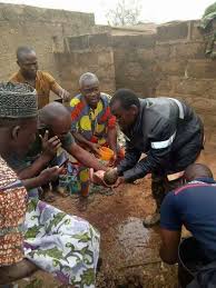 Un nouveau-né miraculeusement sauvé d'une fosse septique au Bénin révèle un drame de violences et de secrets, secouant la commune de Zè et exposant des problèmes sociaux profonds.