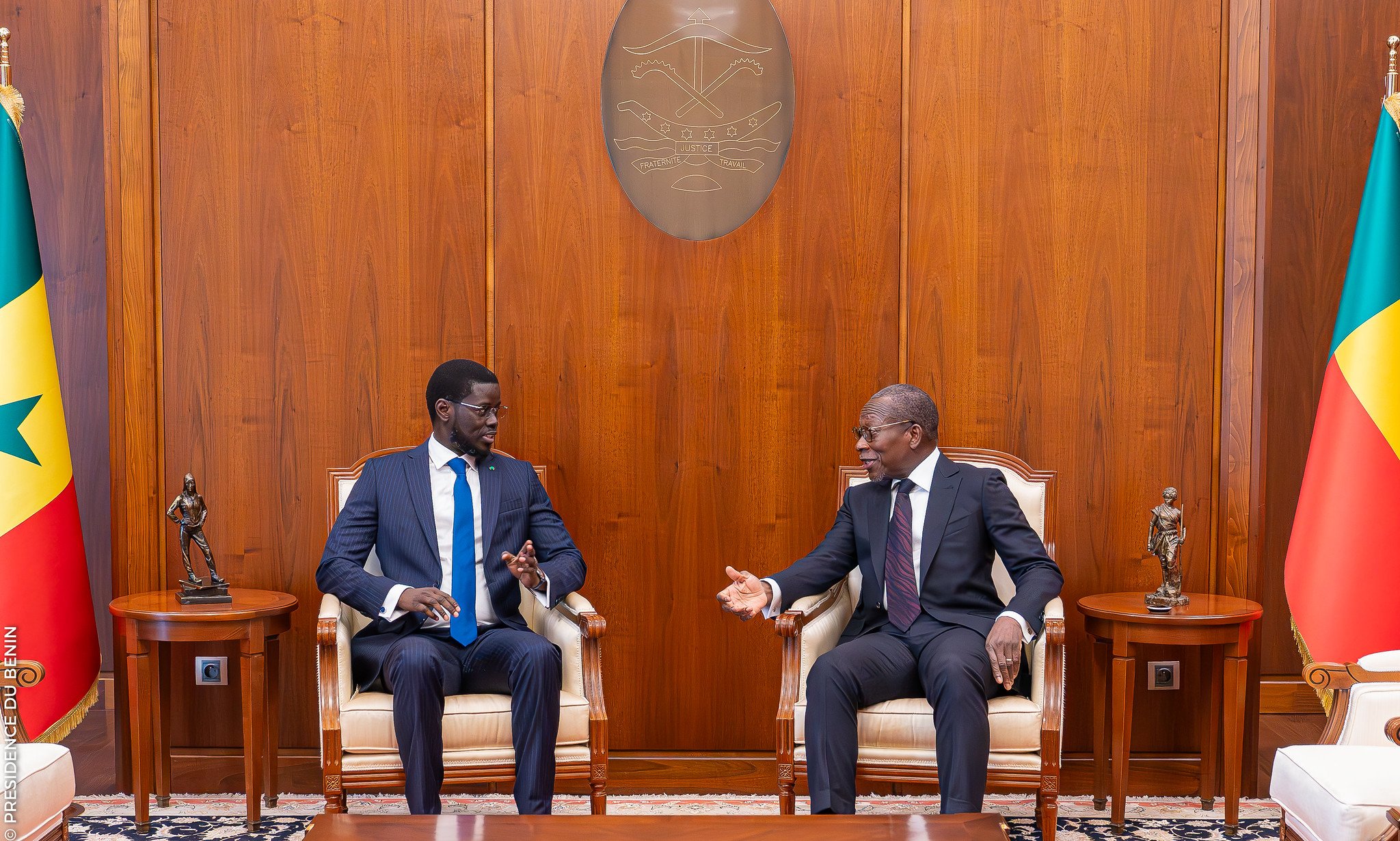 Le président sénégalais Bassirou Diomaye Faye, en visite officielle au Bénin, engage aux côtés de Patrice Talon un dialogue stratégique axé sur la sécurité, les réformes régionales et le renforcement des relations économiques dans l’espace ouest-africain.
