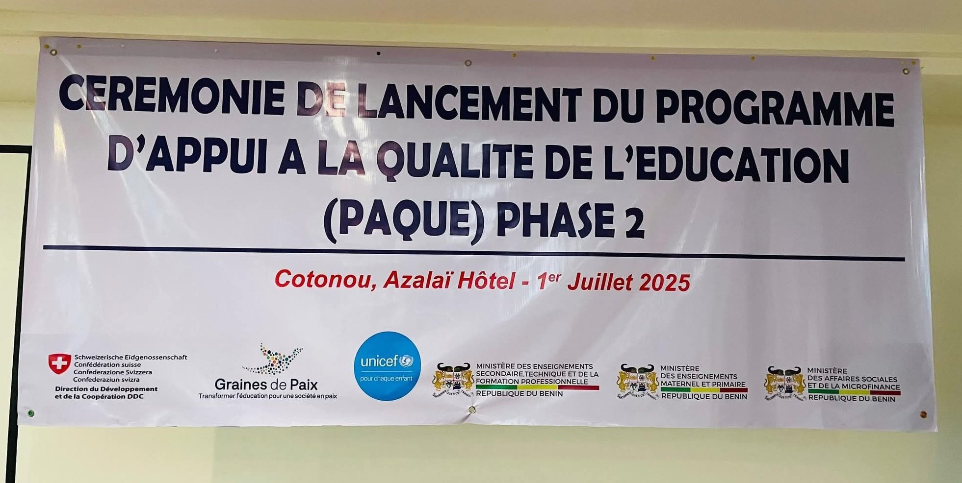 Le PAQUE 2 au Bénin, lancé pour 2024-2028, vise à améliorer la qualité de l'éducation pour 1,74 million d'élèves, en renforçant l'équité, la performance et la résilience du système scolaire, notamment dans le nord et le centre du pays.