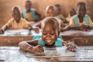 Le PAQUE 2 au Bénin, lancé pour 2024-2028, vise à améliorer la qualité de l'éducation pour 1,74 million d'élèves, en renforçant l'équité, la performance et la résilience du système scolaire, notamment dans le nord et le centre du pays.