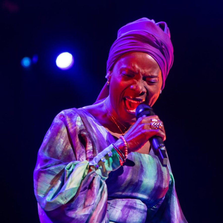 Angélique Kidjo entre dans l'histoire en devenant la première chanteuse africaine à recevoir une étoile sur le Hollywood Walk of Fame en 2026, célébrant son talent et son engagement panafricain.