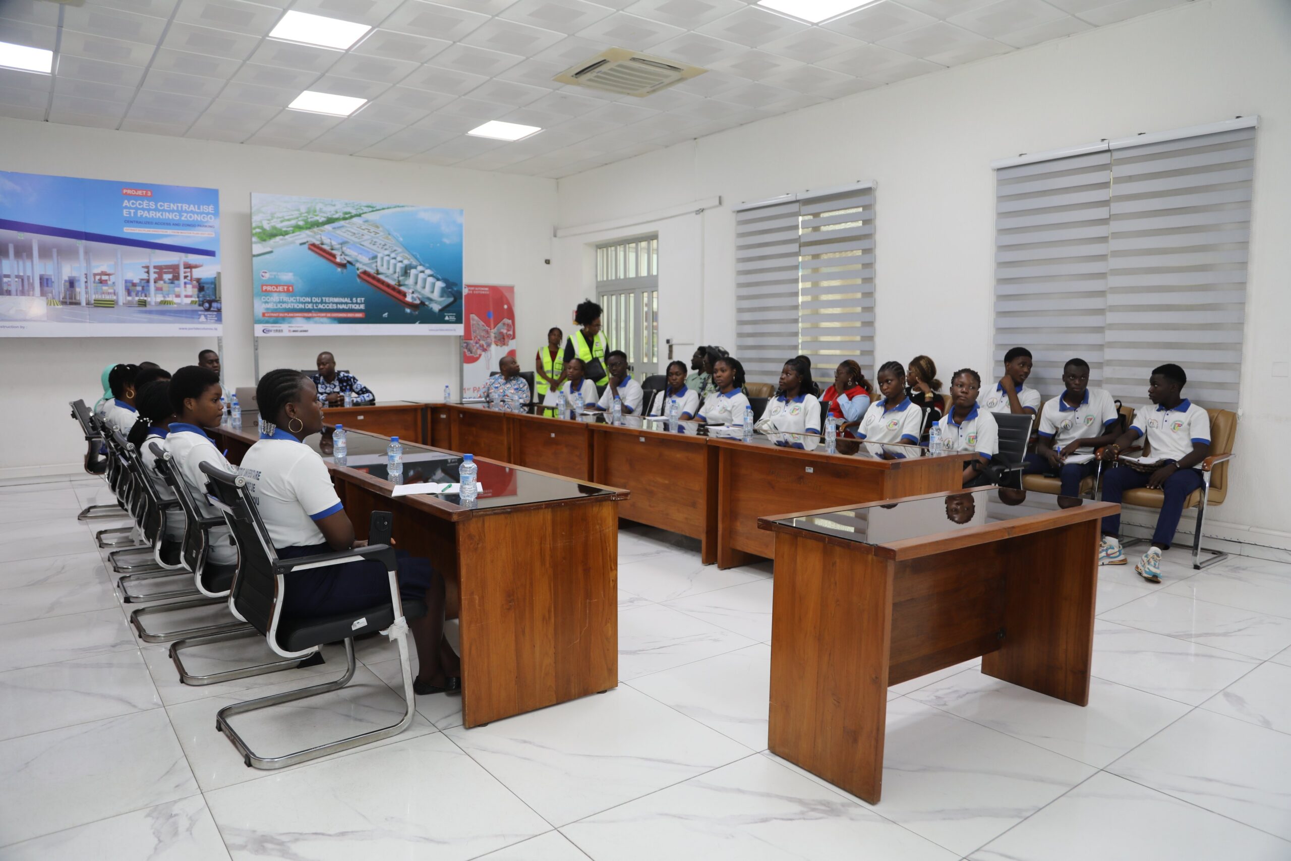 Le Port de Cotonou a accueilli une délégation d’étudiants en logistique pour une immersion pédagogique, révélant les coulisses d’un hub