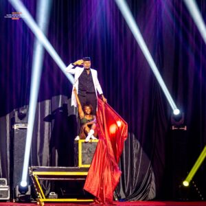 Les Nuits Artistiques et Culturelles de Cotonou 2025 célèbrent cinq années de créativité locale, offrant au public des spectacles variés et fédérateurs qui valorisent le patrimoine béninois et dynamisent la scène artistique nationale.