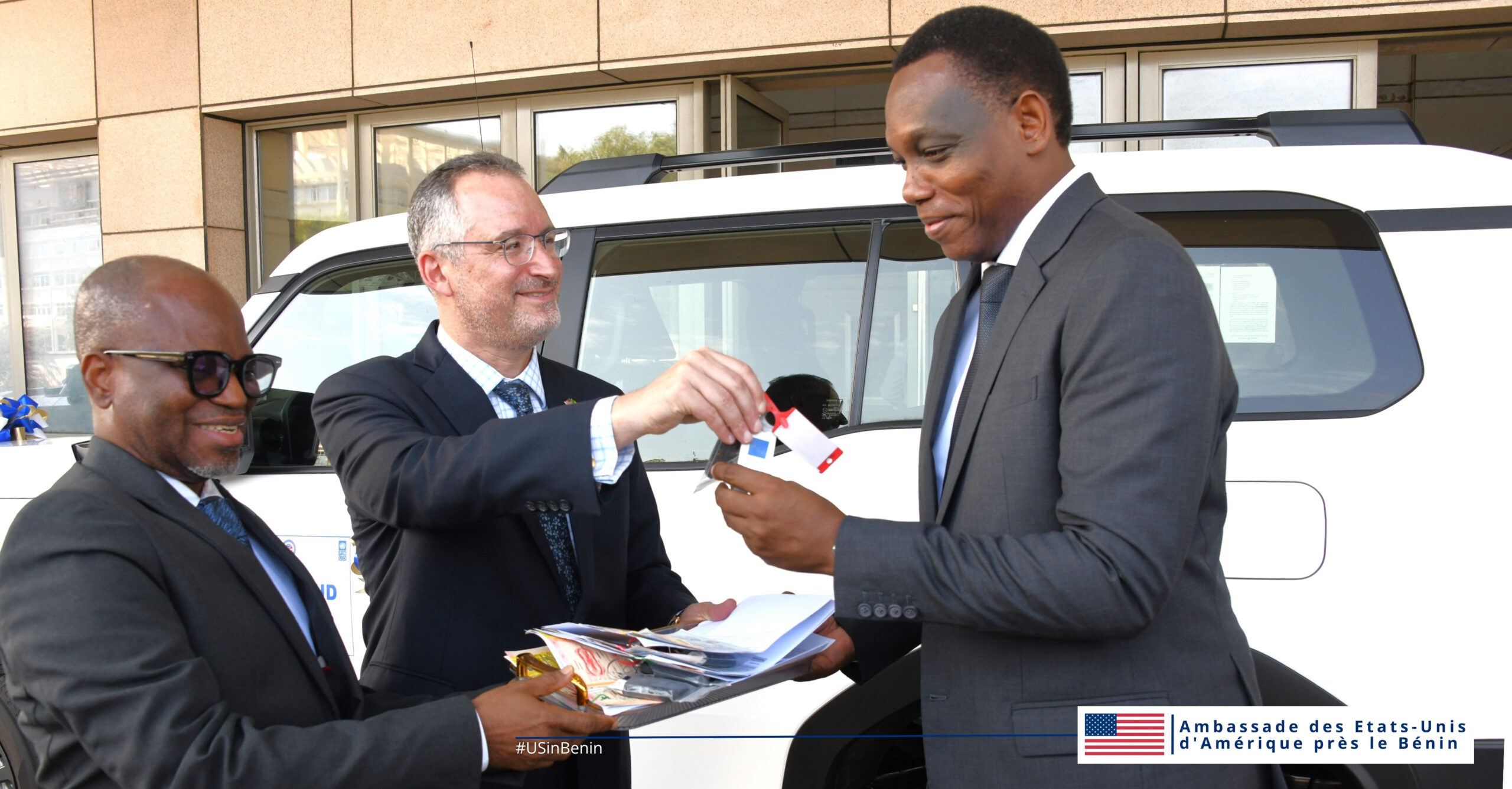 Le don de véhicules par les États-Unis accélère les procédures judiciaires dans le nord du Bénin, marquant une avancée majeure dans la lutte contre la détention préventive.