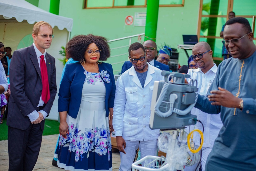 Le Bénin modernise son système de santé avec l’arrivée d’un lot inédit d’équipements médicaux de pointe, visant à améliorer la prise en charge dans les hôpitaux grâce à un partenariat stratégique avec la Banque européenne d’Investissement.