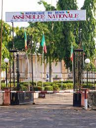 L’Assemblée nationale du Bénin adopte une loi novatrice encadrant associations et fondations, modernisant un cadre juridique centenaire pour favoriser transparence, gouvernance responsable et vitalité du secteur associatif.