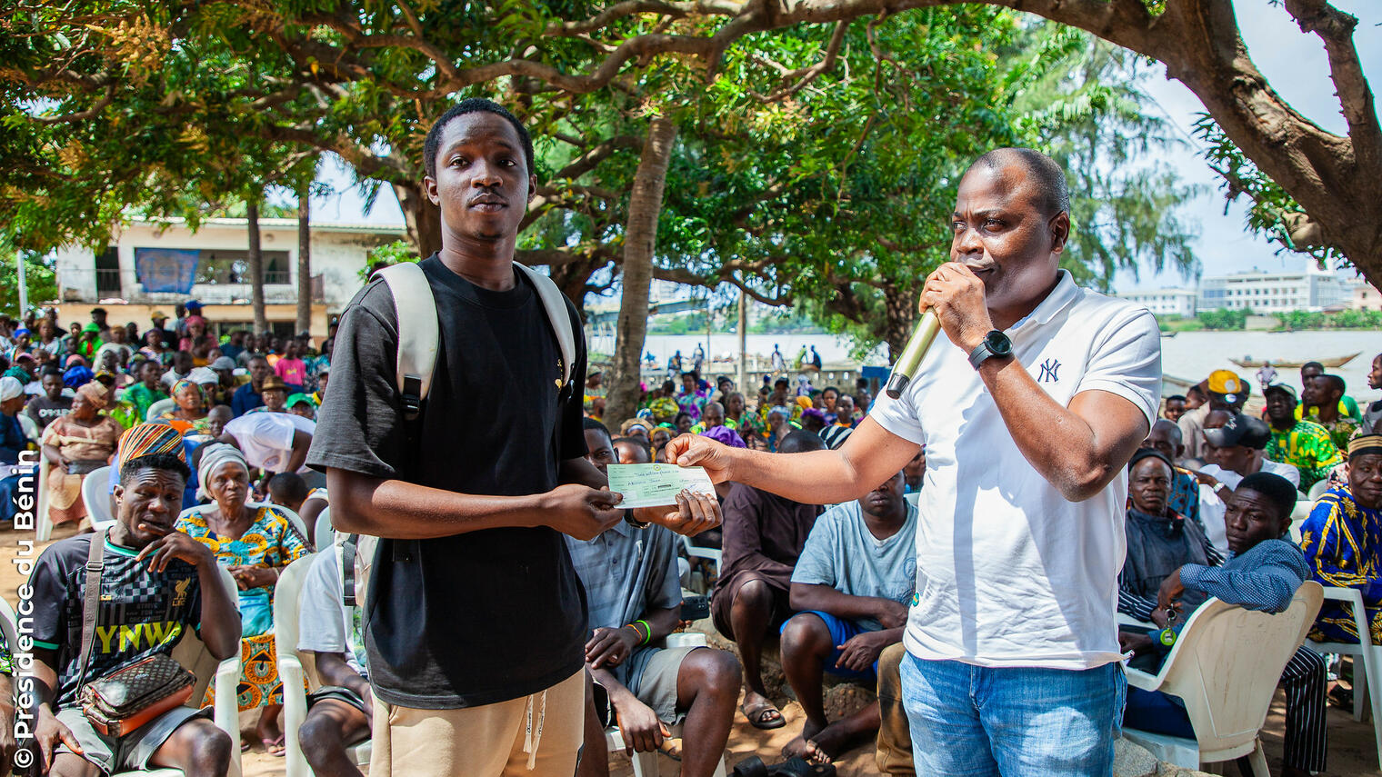 À Cotonou, l’ANDF remet des chèques aux occupants de la Berge-Est dans le cadre d’un projet de libération et d’aménagement urbain. Une opération sociale et territoriale soutenue par le gouvernement béninois.