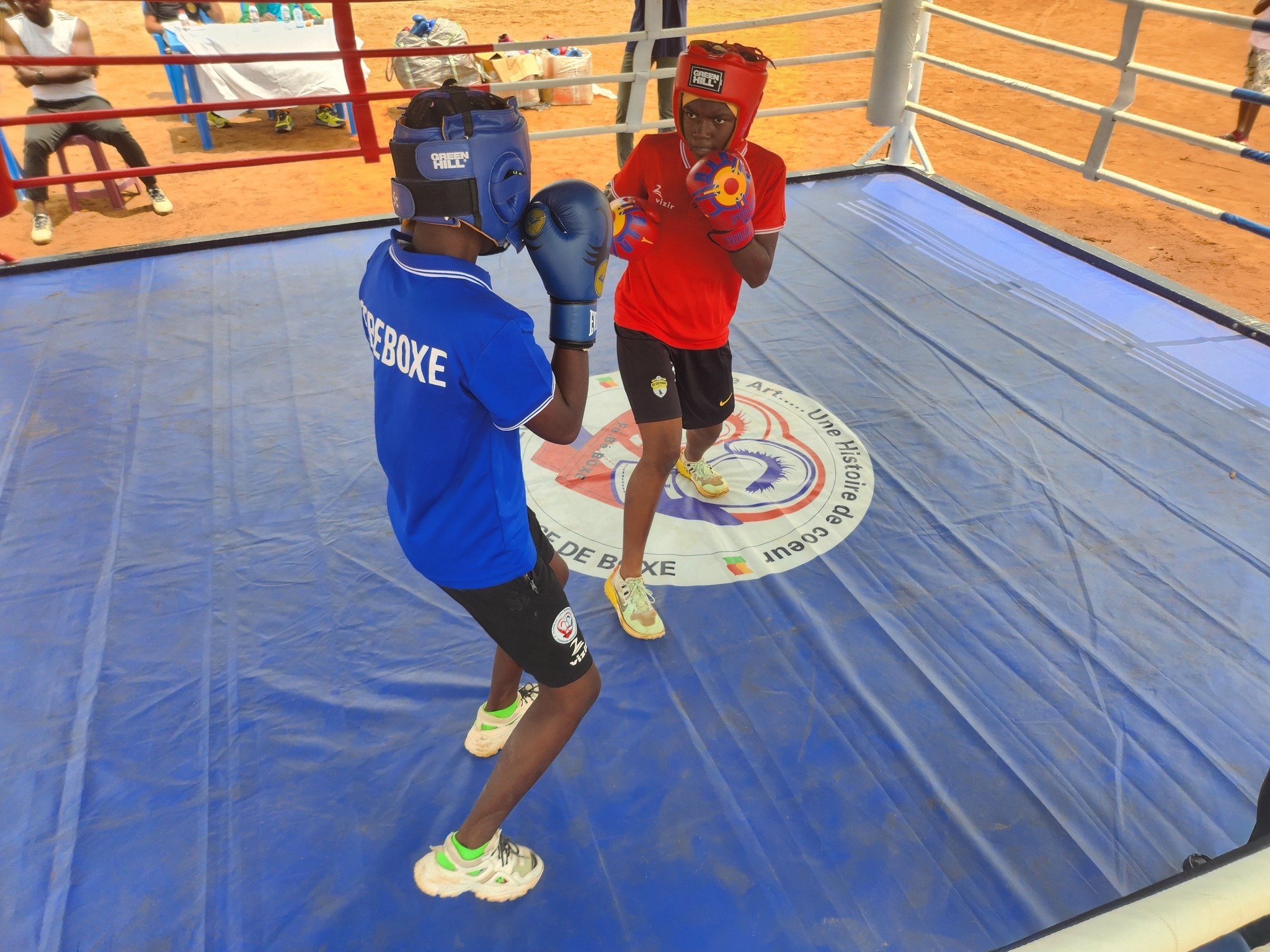 Le secrétaire général de la Fédération béninoise de boxe, Armand Zavier Tossa, a comparu devant le tribunal de Cotonou pour une affaire de voyage frauduleux vers la France. Une audience qui soulève des questions sur la transparence dans le sport béninois.