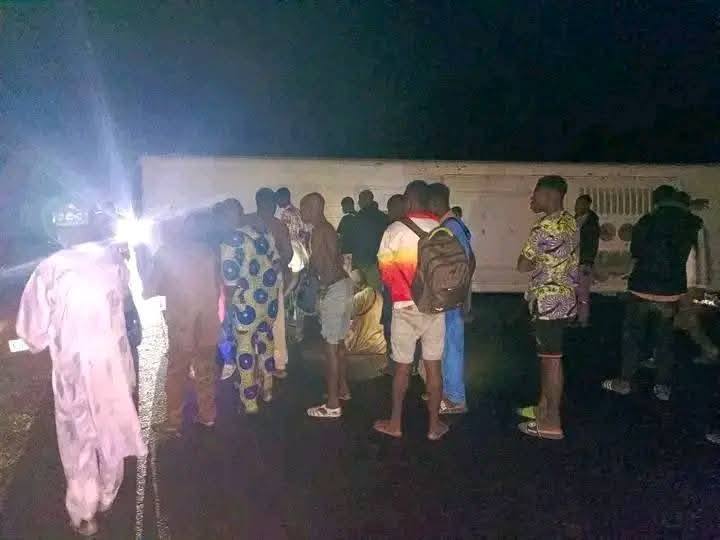 À Tamarou, un accident de bus sur l’axe Parakou–Niger fait plusieurs blessés, les autorités enquêtent sur une possible défaillance mécanique.