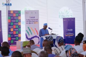 Le SNAB 2025 met l’accent sur l’accès aux marchés grâce à la labellisation et à la certification des produits artisanaux, avec 150 stands et une forte présence régionale.