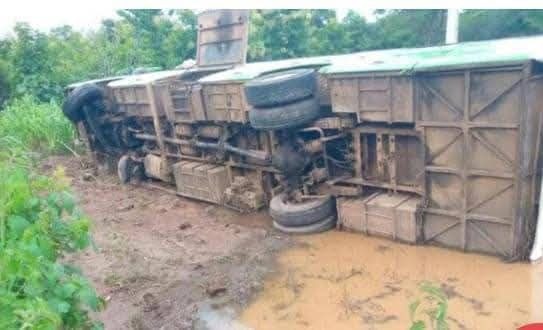 Un bus de la compagnie 3STV impliqué dans un incident spectaculaire à N’Dali. Par miracle, aucun blessé n’est à déplorer.