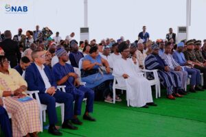 Le SNAB 2025 met l’accent sur l’accès aux marchés grâce à la labellisation et à la certification des produits artisanaux, avec 150 stands et une forte présence régionale.