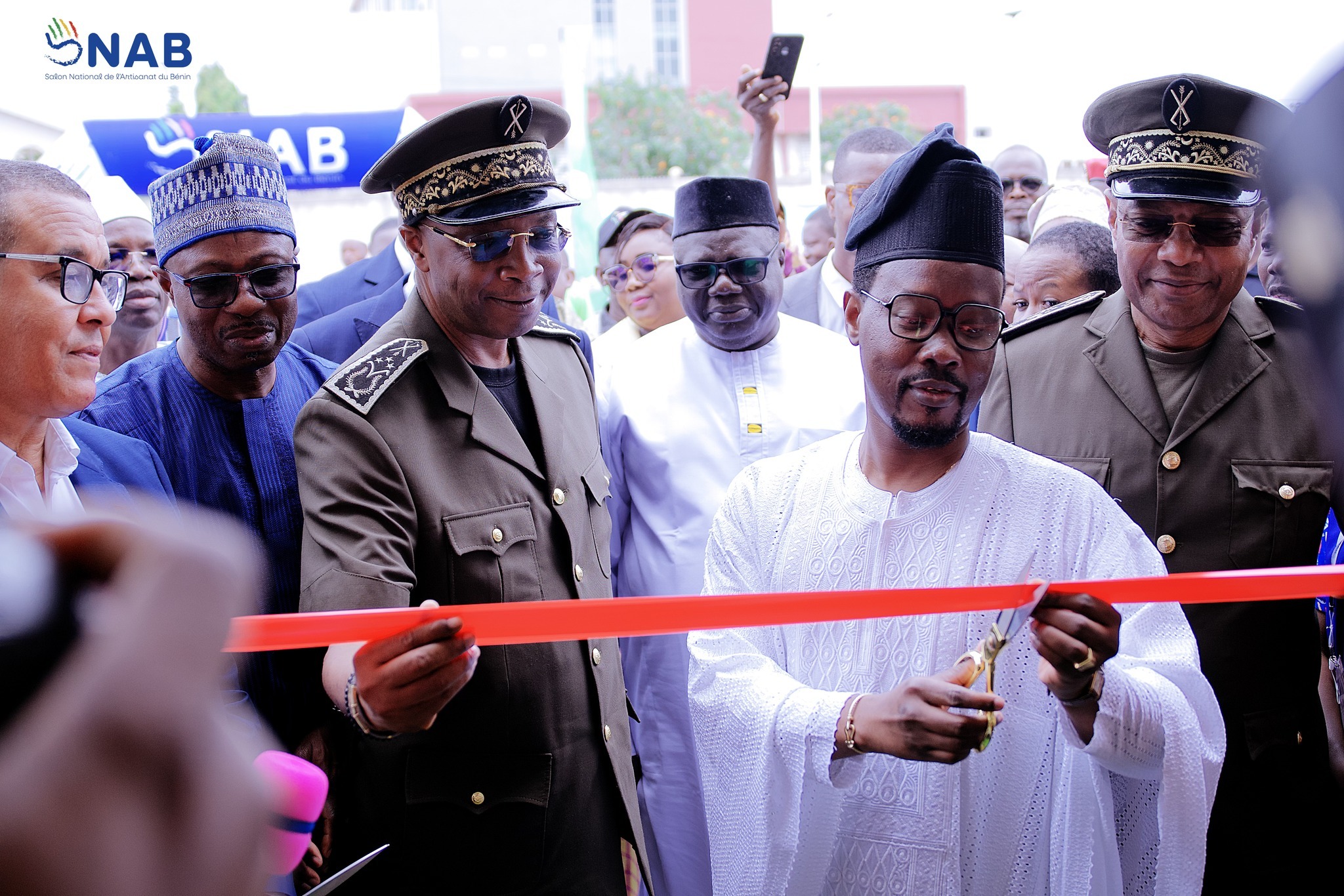 Le SNAB 2025 met l’accent sur l’accès aux marchés grâce à la labellisation et à la certification des produits artisanaux, avec 150 stands et une forte présence régionale.