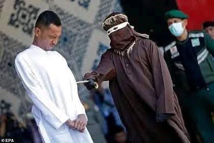 En Indonésie, deux hommes ont été publiquement fouettés à Banda Aceh pour relations homosexuelles, conformément à la charia locale.