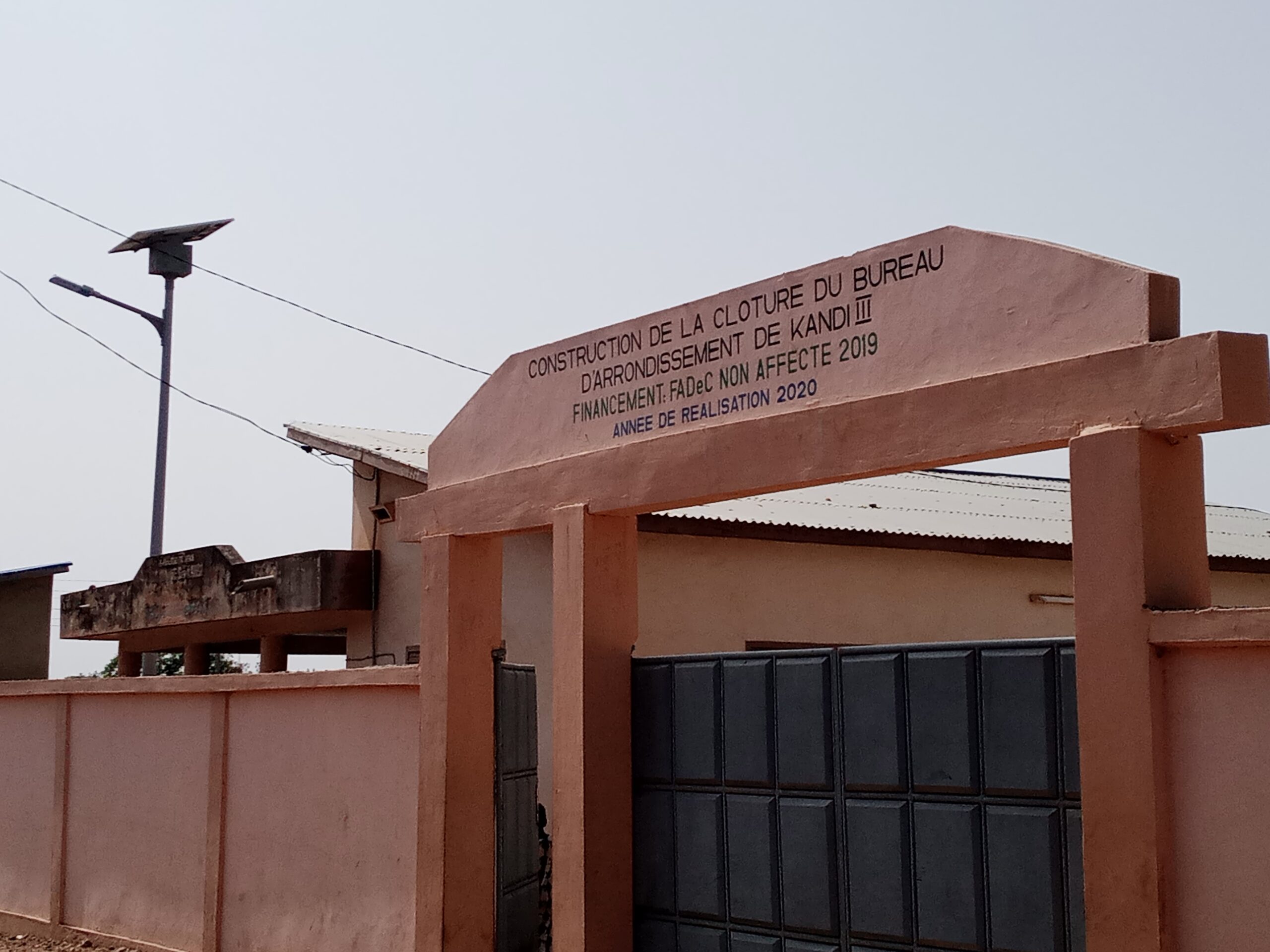 À Kandi, huit élus communaux ont été destitués après avoir changé d’allégeance politique. Derrière ce vote de défiance, se joue une recomposition territoriale aux résonances symboliques fortes, révélatrice des tensions démocratiques locales.