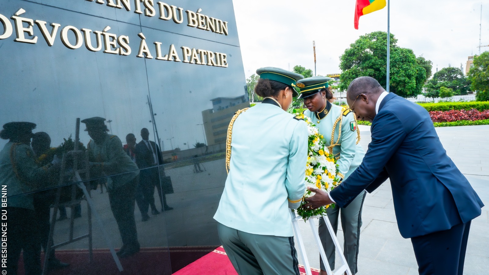 À l’occasion du 65ᵉ anniversaire de l’indépendance du Bénin, le président Patrice Talon a déposé une gerbe au Monument aux Dévoués,