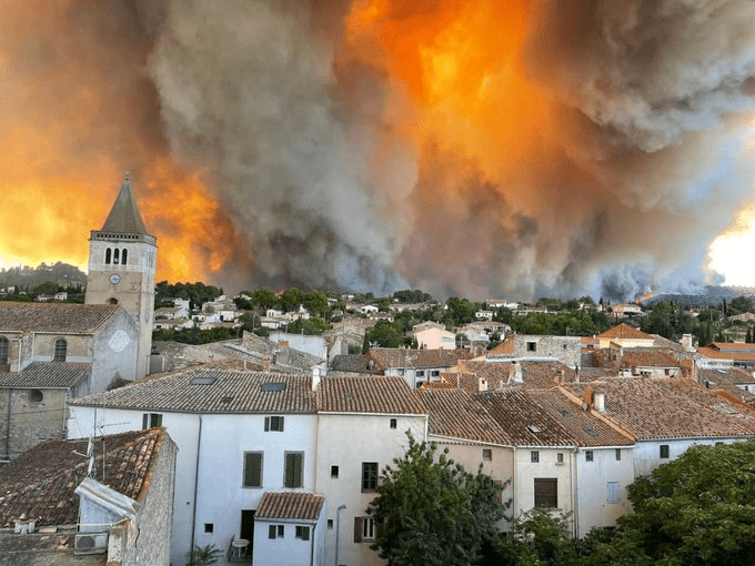 Un incendie historique consume plus de 13 000 hectares dans l’Aude, mobilise près de 2 000 pompiers et ravive l’alerte climatique au cœur d’un été tragique.
