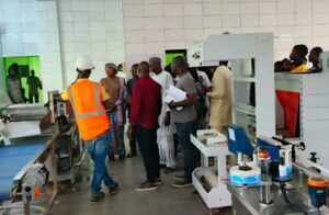 Un complexe moderne dédié à la transformation des mangues a été inauguré à Péporiyakou, dans la commune de Natitingou. Soutenu par le PAsDER 3 et la Coopération Suisse, ce projet de 316 millions de FCFA bénéficiera à près de 2.000 producteurs et créera 350 emplois. Une avancée majeure pour l’agro-industrie béninoise.