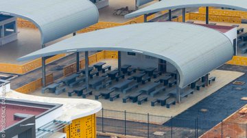 À Abomey-Calavi, le marché de gros d’Akassato s’étend sur 168 hectares et incarne l’ambition du Bénin de devenir un pôle agroalimentaire régional. Ce projet stratégique de 126 milliards CFA modernise le commerce, désengorge Dantokpa et renforce l’intégration sous-régionale.