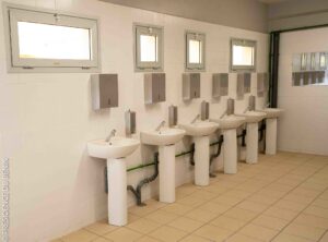 À Abomey-Calavi, le marché de gros d’Akassato s’étend sur 168 hectares et incarne l’ambition du Bénin de devenir un pôle agroalimentaire régional. Ce projet stratégique de 126 milliards CFA modernise le commerce, désengorge Dantokpa et renforce l’intégration sous-régionale.