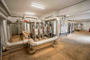 À Abomey-Calavi, le marché de gros d’Akassato s’étend sur 168 hectares et incarne l’ambition du Bénin de devenir un pôle agroalimentaire régional. Ce projet stratégique de 126 milliards CFA modernise le commerce, désengorge Dantokpa et renforce l’intégration sous-régionale.