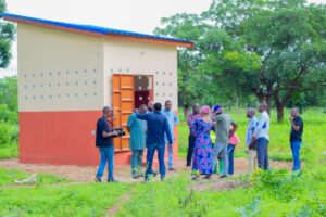 
Une mission conjointe du FNDA et de ses partenaires a permis la réception d’infrastructures agricoles majeures à Bantè, N’Dali et Natitingou. Trieuses de riz, poulaillers modernes, périmètres rizicoles : des réalisations concrètes qui renforcent les coopératives locales et soutiennent une agriculture inclusive au Bénin.
