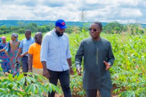 
Une mission conjointe du FNDA et de ses partenaires a permis la réception d’infrastructures agricoles majeures à Bantè, N’Dali et Natitingou. Trieuses de riz, poulaillers modernes, périmètres rizicoles : des réalisations concrètes qui renforcent les coopératives locales et soutiennent une agriculture inclusive au Bénin.
