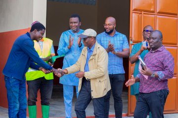 Une mission conjointe du FNDA et de ses partenaires a permis la réception d’infrastructures agricoles majeures à Bantè, N’Dali et Natitingou. Trieuses de riz, poulaillers modernes, périmètres rizicoles : des réalisations concrètes qui renforcent les coopératives locales et soutiennent une agriculture inclusive au Bénin.