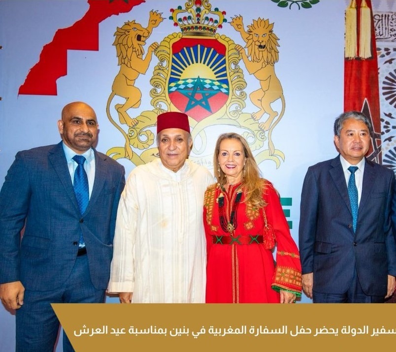 À Cotonou, l’ambassadeur des Émirats arabes unis participe à la réception de la Fête du Trône organisée par l’ambassade du Maroc, soulignant la profondeur des liens maroco-émiratis et le rayonnement diplomatique du Royaume en Afrique de l’Ouest.