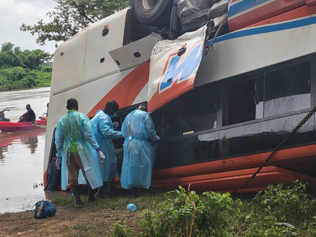 Au Bénin, le chavirement d’un bus dans le fleuve Ouémé à Glazoué fait 23 morts et 19 disparus, ravivant les inquiétudes sur la sécurité routière nationale