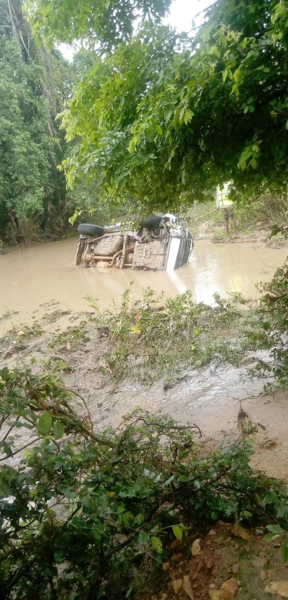 À Bembèrèkè, un véhicule d’ONG chute dans les eaux sous le pont de Wodo. L’accident relance les questions de sécurité routière et de coordination territoriale autour des infrastructures critiques. Un rescapé, un disparu, et une communauté mobilisée.