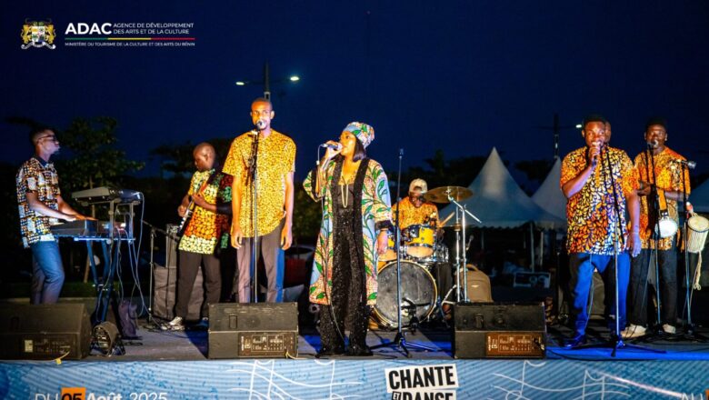 Depuis le 5 août, l’esplanade de l’Amazone à Cotonou vibre chaque soir au rythme de « Chante et Danse avec l’Amazone », un événement gratuit et festif qui célèbre la richesse culturelle du Bénin à travers musique live, danse et convivialité. À découvrir jusqu’au 7 septembre !