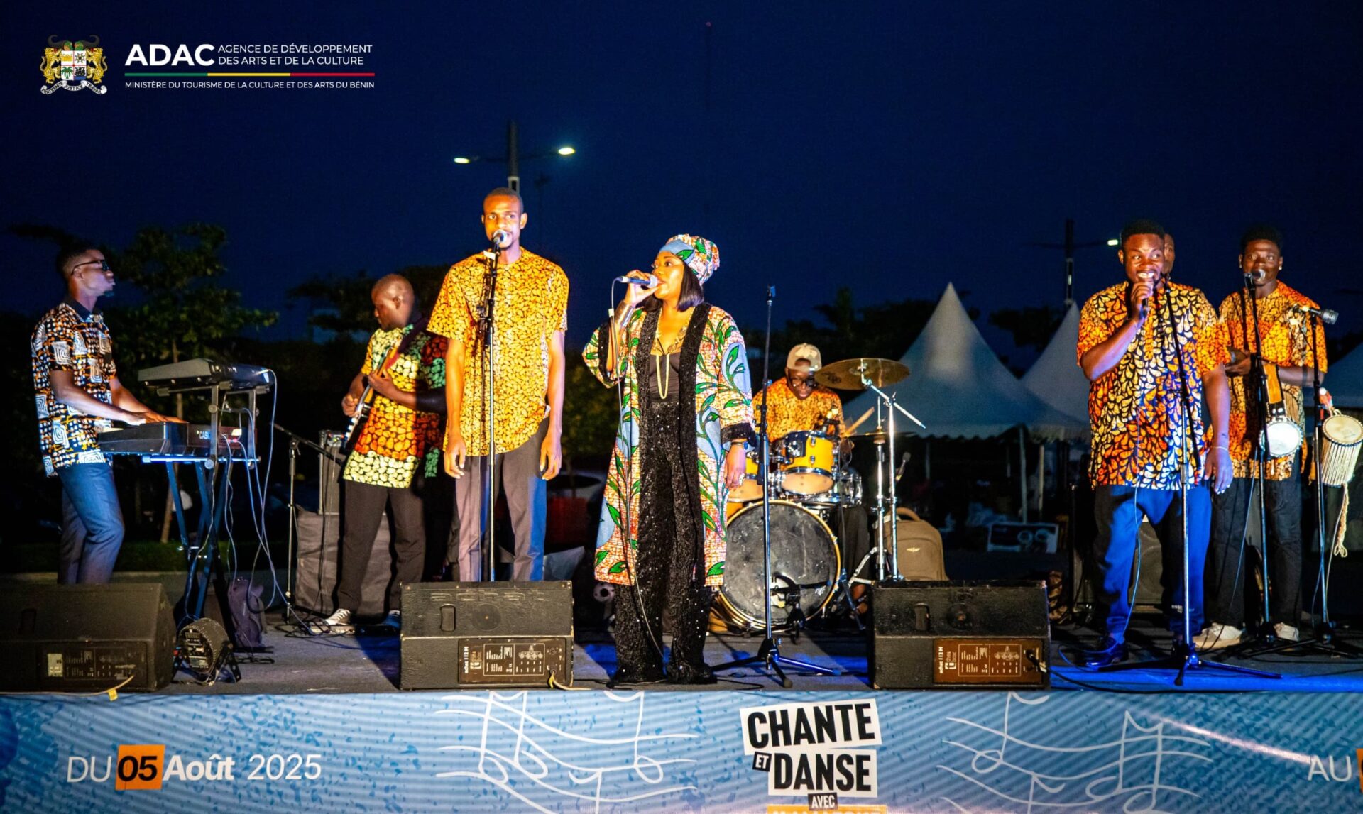 Depuis le 5 août, l’esplanade de l’Amazone à Cotonou vibre chaque soir au rythme de « Chante et Danse avec l’Amazone », un événement gratuit et festif qui célèbre la richesse culturelle du Bénin à travers musique live, danse et convivialité. À découvrir jusqu’au 7 septembre !