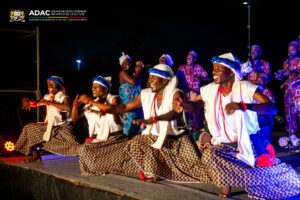 Depuis le 5 août, l’esplanade de l’Amazone à Cotonou vibre chaque soir au rythme de « Chante et Danse avec l’Amazone », un événement gratuit et festif qui célèbre la richesse culturelle du Bénin à travers musique live, danse et convivialité. À découvrir jusqu’au 7 septembre !