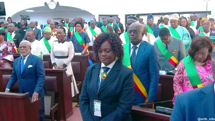 À un an de la présidentielle 2026 au Bénin, le système de parrainage électoral suscite des interrogations sur la diversité politique. Entre exigences territoriales et contrôle renforcé, le débat sur la démocratie filtrée est relancé.