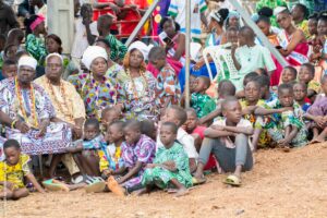 À Savalou, la fête de l’igname 2025 a célébré l’unité culturelle et spirituelle du Bénin. Louis Vlavonou, président de l’Assemblée nationale, a été élevé au rang de dignitaire royal par Sa Majesté Dada Gbaguidi XV, dans une cérémonie mêlant traditions ancestrales et reconnaissance républicaine.
